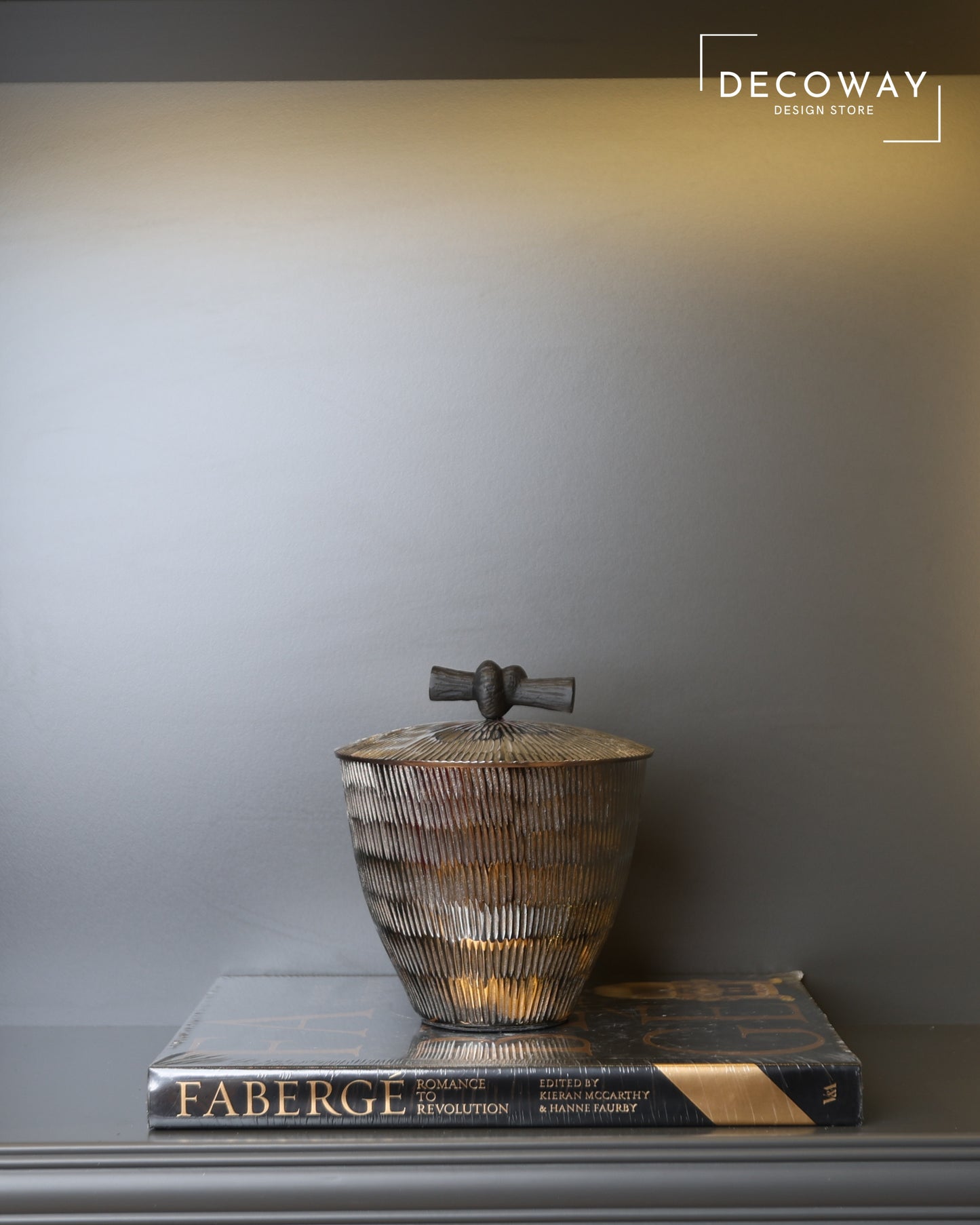 Gümüş Kapaklı Dekoratif Kutu – Siyah Detaylı