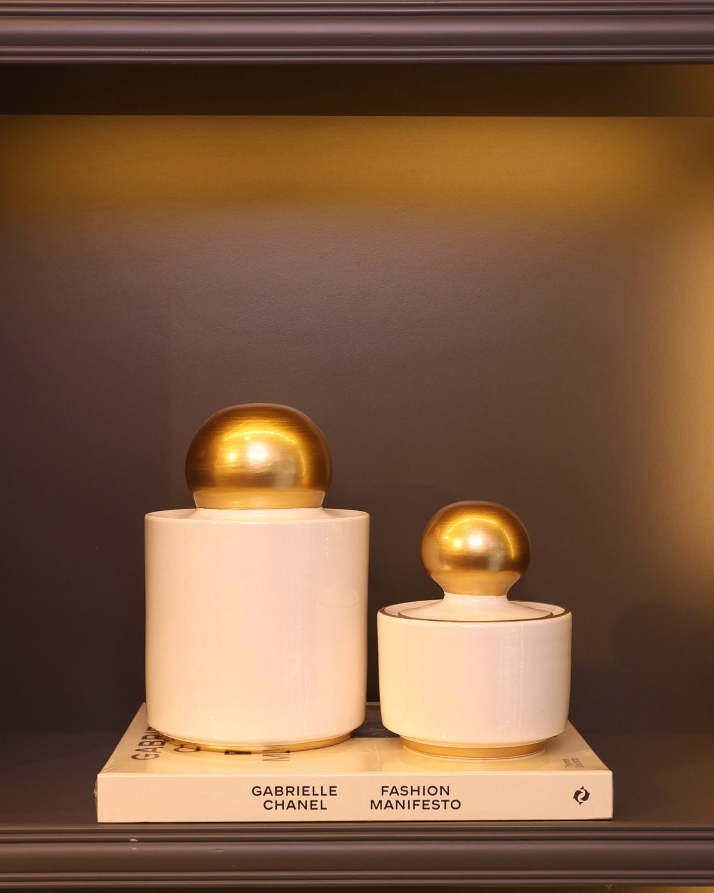 Golden Sphere Jar – Gold Kapaklı Beyaz Seramik Küp
