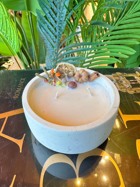 Büyük Boy Beton Mum – Gardenya, Bal, Karamel & Paçuli