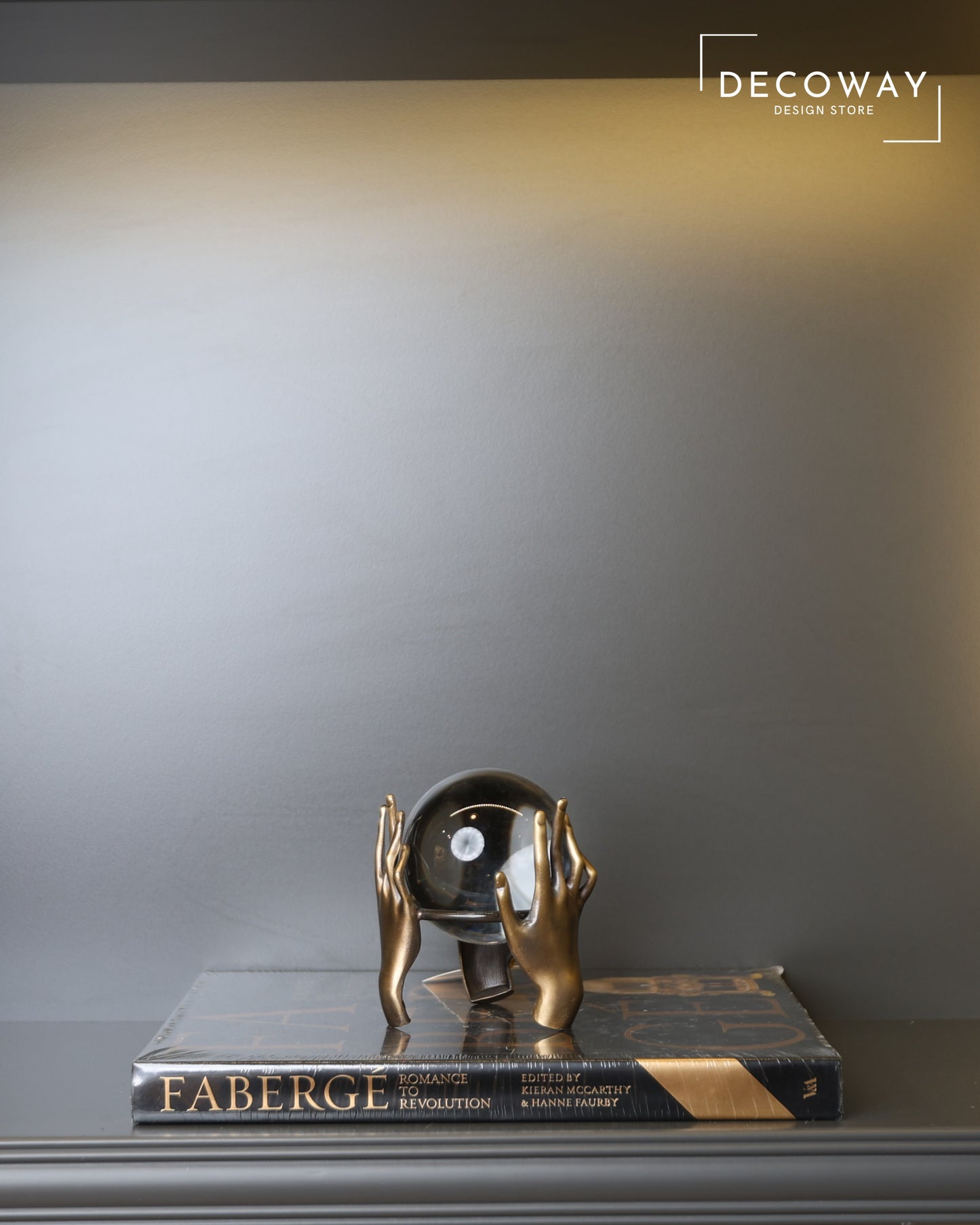 Bronz Detaylı Cam Küre – Kadın Eli Dekoratif Obje